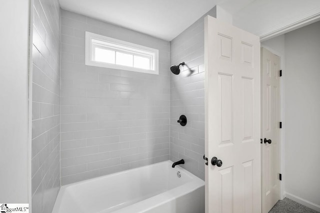 bathroom with tiled shower / bath combo