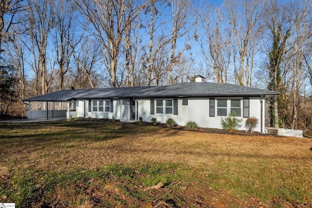 ranch-style home featuring a front lawn and a carport