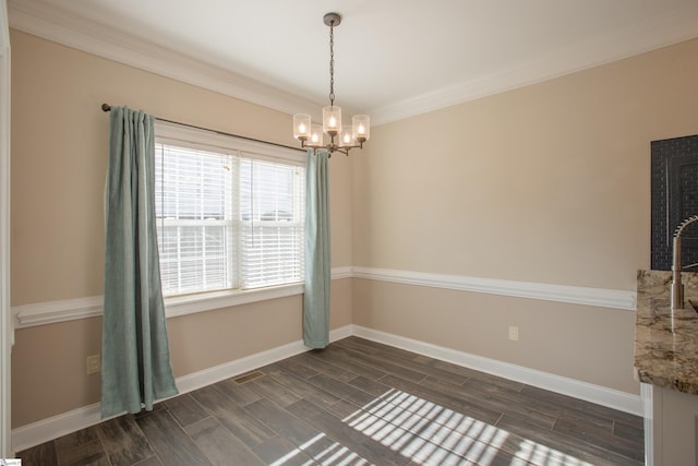 unfurnished room with an inviting chandelier and ornamental molding