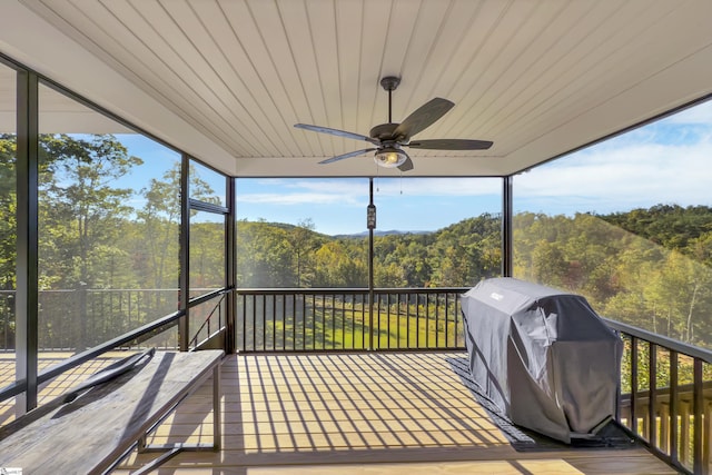 sunroom featuring ceiling fan