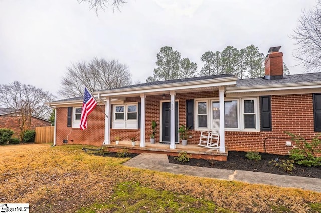 single story home with a porch