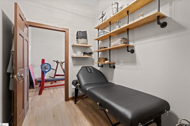 exercise area with light hardwood / wood-style flooring