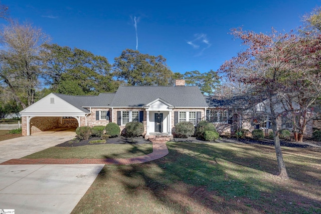 view of front of property featuring a front yard and a carport