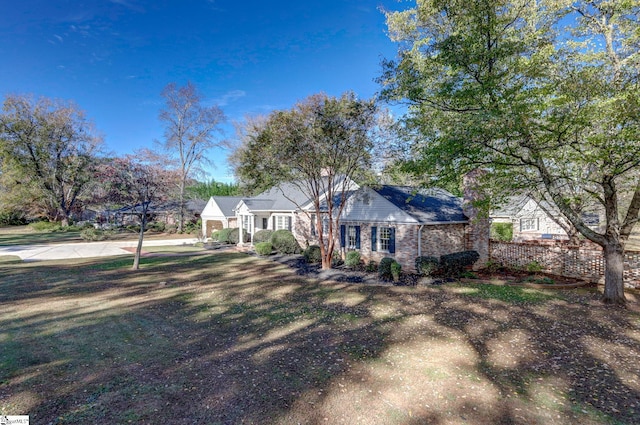 view of front of home featuring a front lawn