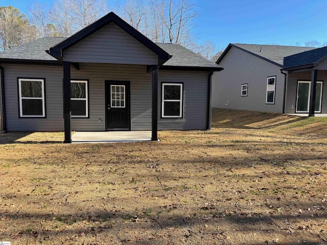 view of front of property with a front lawn