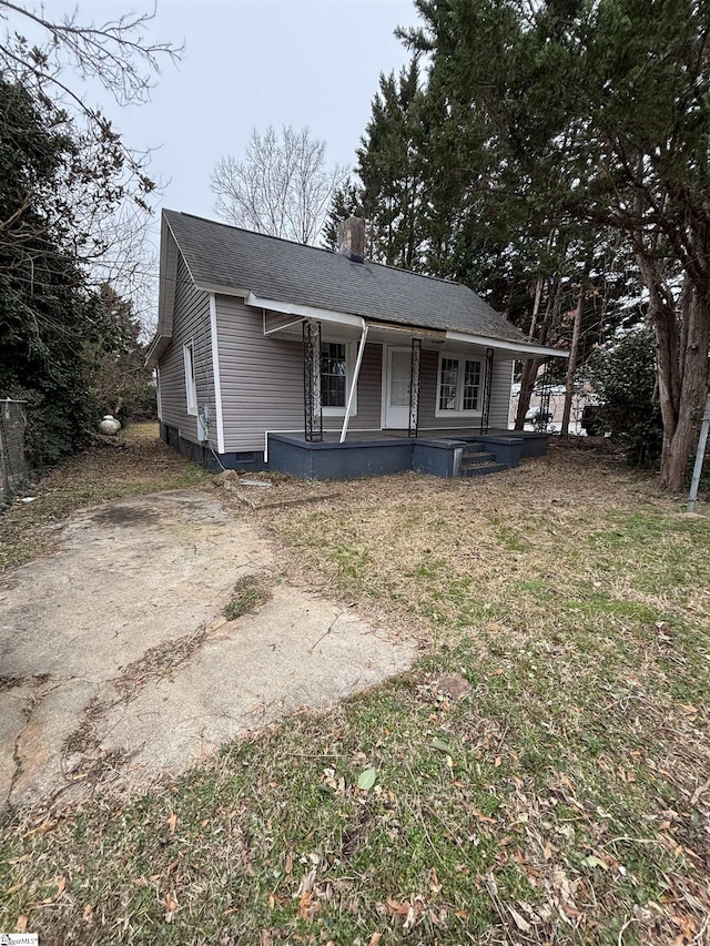 view of front facade featuring covered porch and a front yard