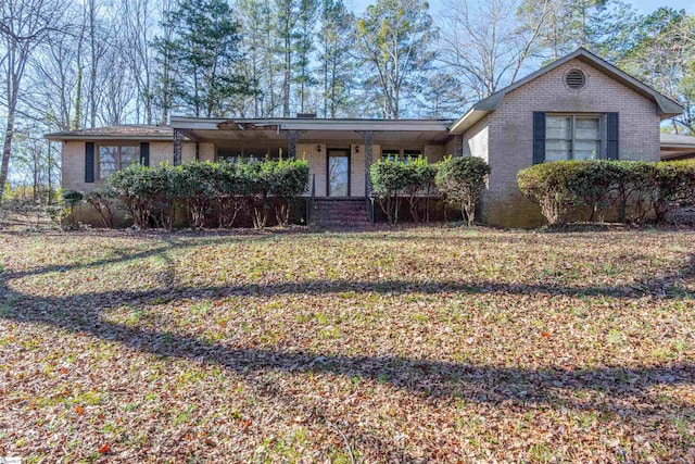 single story home featuring a front lawn