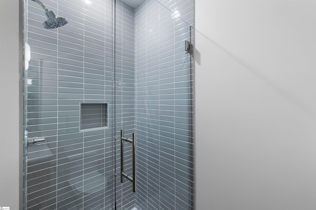 bathroom featuring a tile shower