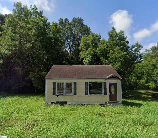 view of front facade featuring a front lawn