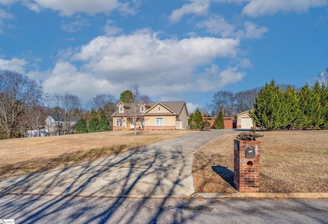 view of front of house featuring a front yard