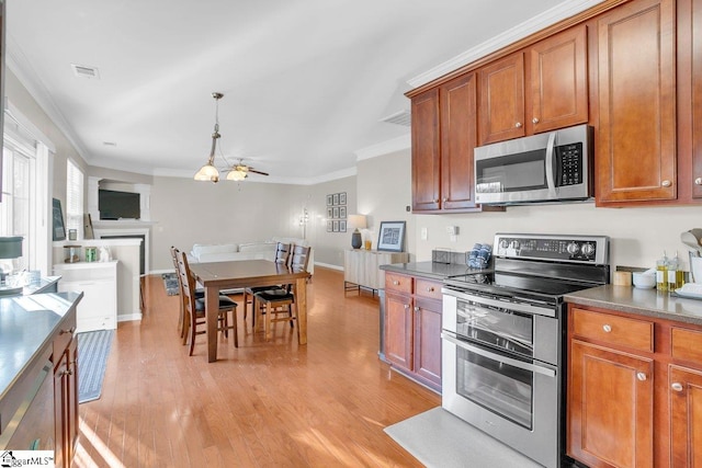 kitchen with ceiling fan, stainless steel appliances, light wood-type flooring, and ornamental molding