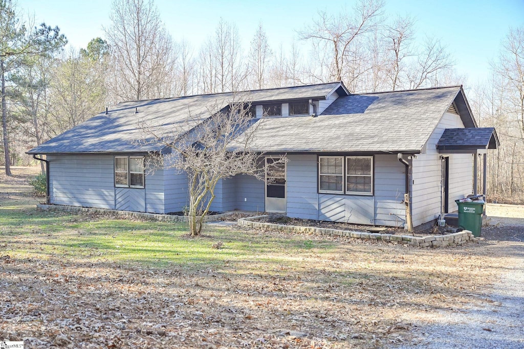 view of front of home featuring a front lawn