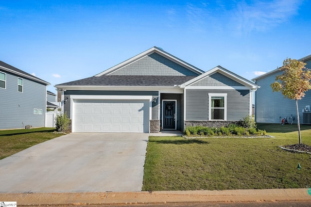 view of front of home featuring a front yard and a garage