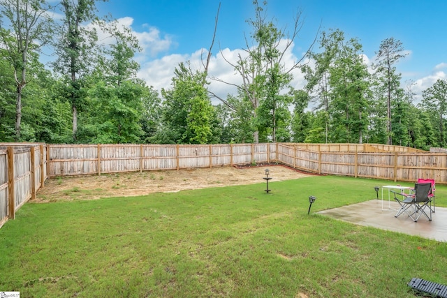 view of yard featuring a patio