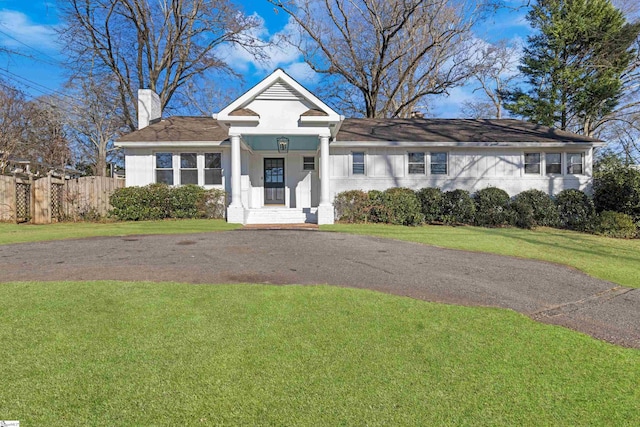 view of front of home featuring a front lawn