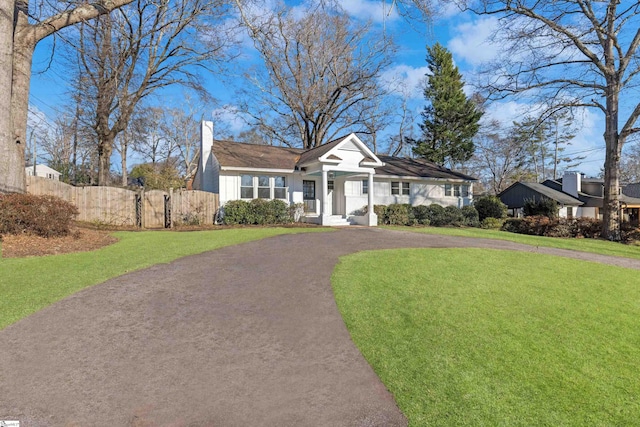 single story home featuring a front yard