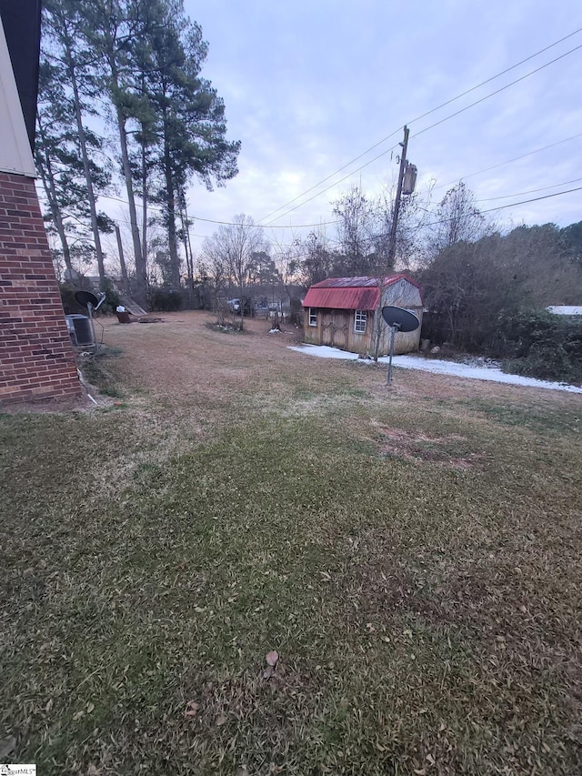 view of yard featuring an outbuilding