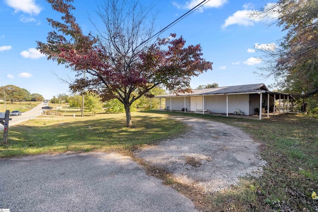 view of front of property featuring a front yard