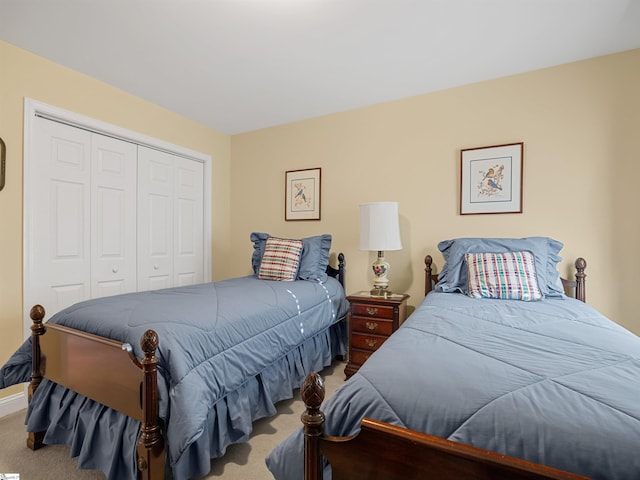 bedroom with carpet flooring and a closet