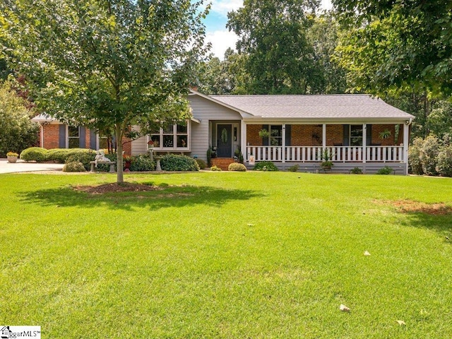 view of front of property featuring a porch and a front lawn