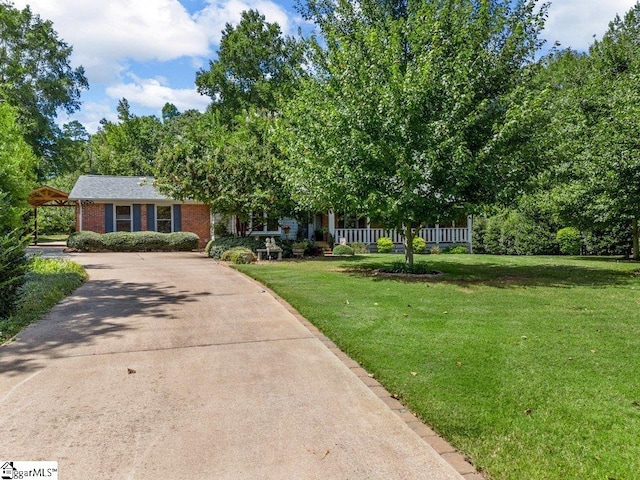 view of front of house featuring a front lawn