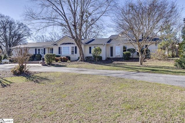 ranch-style home with a front yard