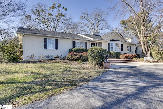 ranch-style house featuring a front yard