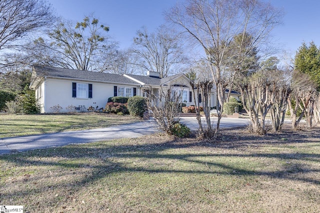 view of front of house with a front yard