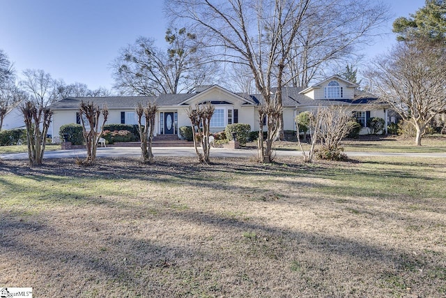 single story home featuring a front lawn