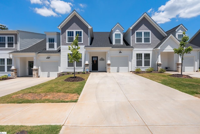 view of front facade with a front lawn