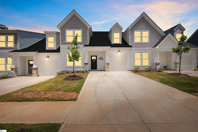 view of front of house featuring a yard