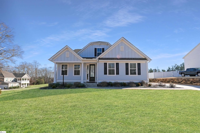 view of front of property featuring a front lawn