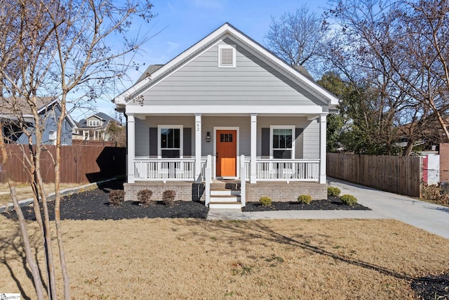 view of front of property featuring a front yard and covered porch