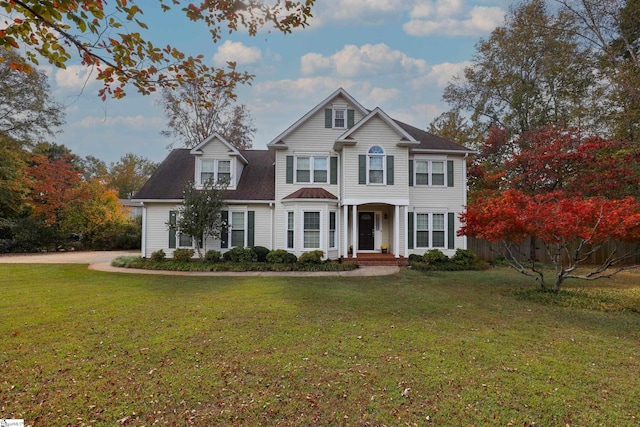 view of front of property featuring a front lawn