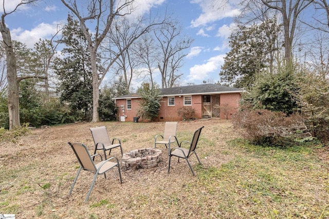 view of yard featuring an outdoor fire pit