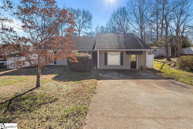 single story home featuring a front yard