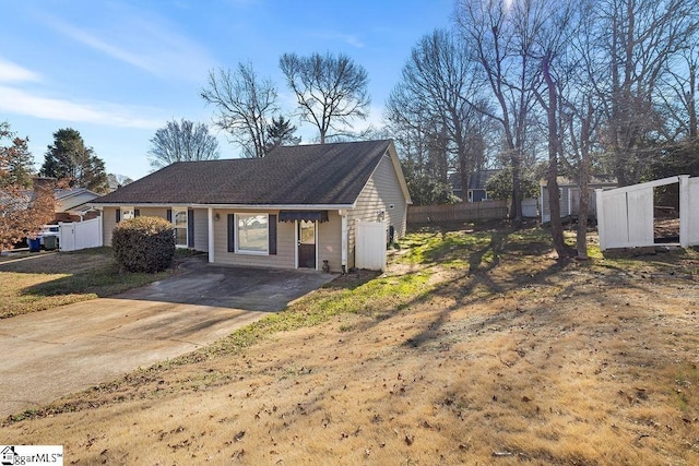 view of front of property featuring a front lawn