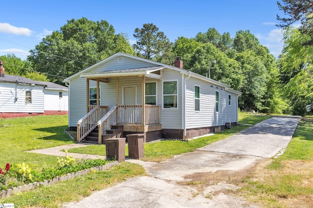 view of front of house featuring a front lawn