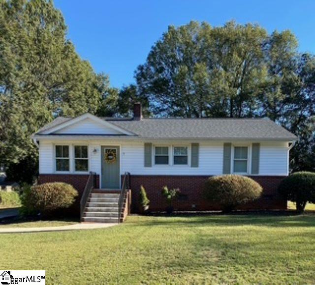 view of front of home with a front yard