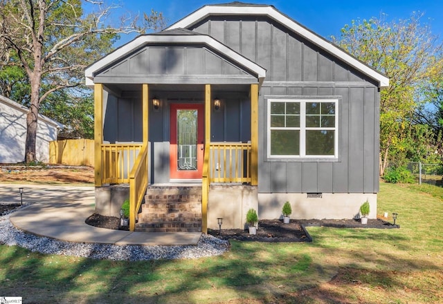 view of front of home featuring a front yard