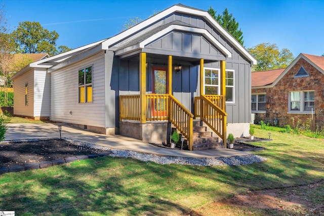 view of front facade featuring a front yard