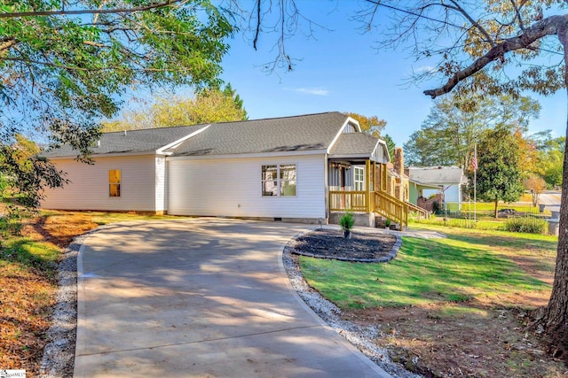 view of front of home featuring a front yard