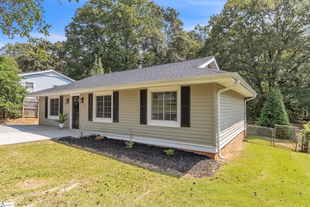 view of front of home featuring a front yard