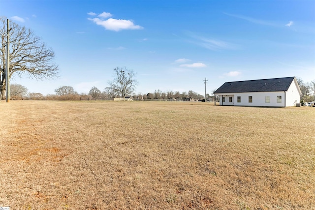 view of yard featuring a rural view