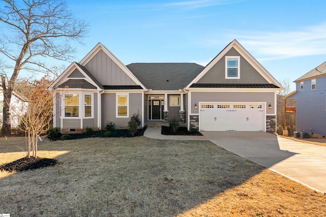 craftsman-style home featuring a front yard