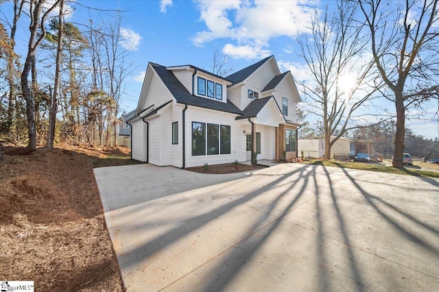 view of modern farmhouse style home