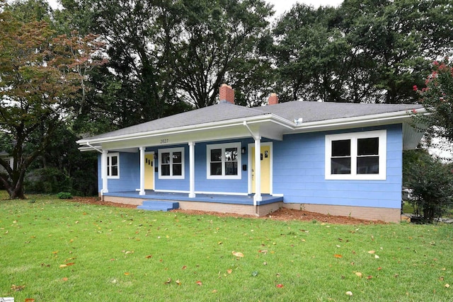 view of front of property featuring a porch and a front lawn