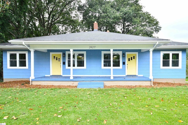 view of front of house featuring a porch and a front lawn