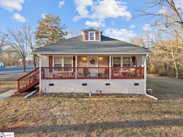 view of front facade featuring a front yard and a porch