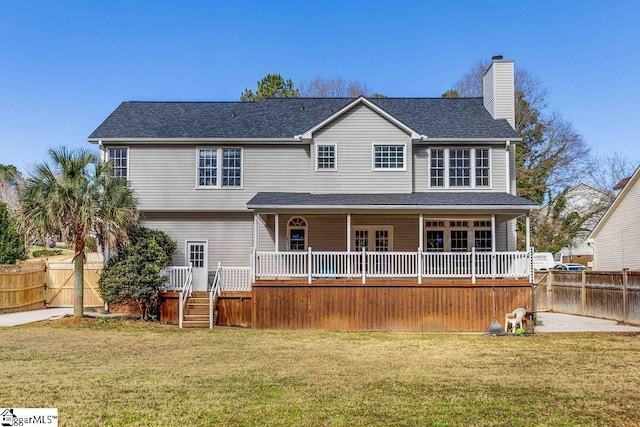 view of front of house featuring a front lawn